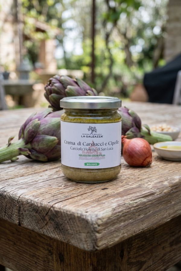 Barattolo di crema di carducci e cipolle di Carciofo Violetto di San Luca biologica de La Galeazza, con carciofi e una cipolla su un tavolo di legno